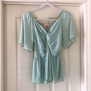 Willow + root green and white top